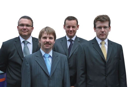 Eine starke Mannschaft in Sachen DichtstoffeTeamgeist zeichnet die Deutsche Hutchinson aus (v.li.): Holger Klein (Vertriebsleiter), Mads Brodtkorb (Prokurist), Dr. Rüdiger Reichardt (Projektleiter), Dr. Dietmar Mäder (Forschungsleiter).