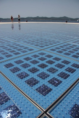 PVB-Folien für Solarmodule<br />Überkopf-Verglasungen, z.B. Glasdächer, darf man nur mit VSG ausführen; dabei lassen sich in Glas eingekapselte Solarzellen einsetzen.