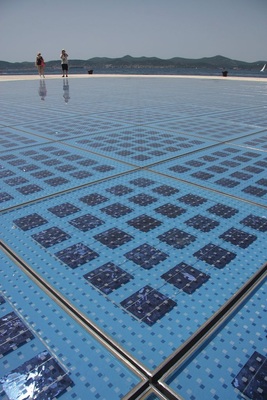 PVB-Folien für SolarmoduleÜberkopf-Verglasungen, z.B. Glasdächer, darf man nur mit VSG ausführen; dabei lassen sich in Glas eingekapselte Solarzellen einsetzen.