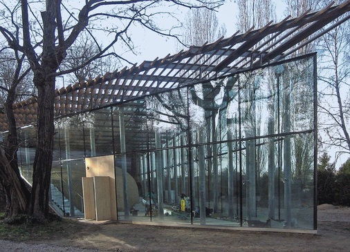 Zukunftsweisende Sakral-Architektur Die gläserne Hülle der Chapelle des Diaconesses schützt den lichtdurchfluteten Raum mit dem innenliegenden Andachtsraum aus Holz. Die Glasfassaden und das Dach sind aus VSG mit einer Zwischenlage aus SentryGlas Plus.