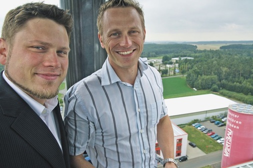 Überblick verschafftMit dem mobilen Kran können Stefan und Carsten Taig die neu errichtete Halle mit dem Solardach von oben überblicken.