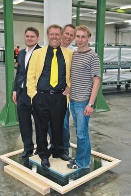 Belastbare QualitätDas zukünftige Holzfenster mit verklebter Glas-Rahmen-Einheit wird zu Demonstrationszwecken „schwer“ belastet.