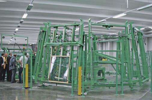 NeuentwicklungMit dem in Kooperation mit Urban entwickelten Verglasungs-Karussell, soll künftig das Glas mit dem Holzfensterflügel verklebt werden.