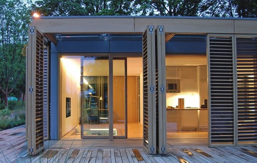 Zusammenspiel der SystemeBei geöffneten Lamellen ergeben sich nach Süden hin passive solare Gewinne und für die Nachtabkühlung im Sommer sind Öffnungselemente gegenüberliegend angeordnet