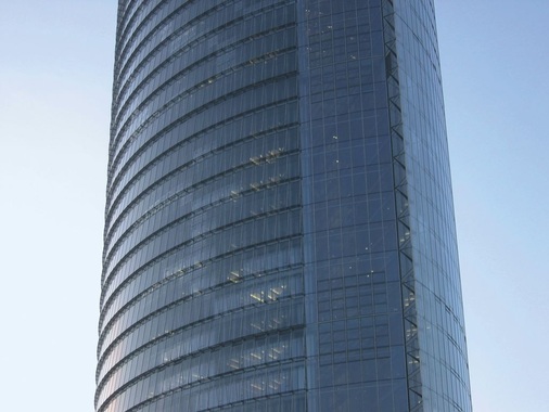 Posttower, Bonn, Helmut Jahn, 2003<br />Die Fassade wurde durchgegehend mit dezentralen Lüftungsgeräten ausgestattet.