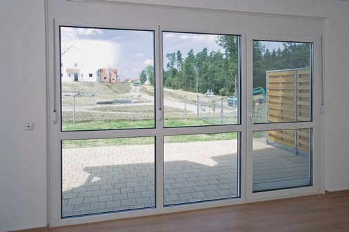 Hoher Schallschutz gefordertDie Prüfung beim ift ergab für die großen Fenster einen Rw = 42 dB und R50Hz = 26 dB.