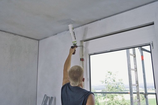 Mittlere AbdichtungsebeneDie Verarbeiter setzen den wärme- und schalldämmenden illbruck Fensterschaum ein.