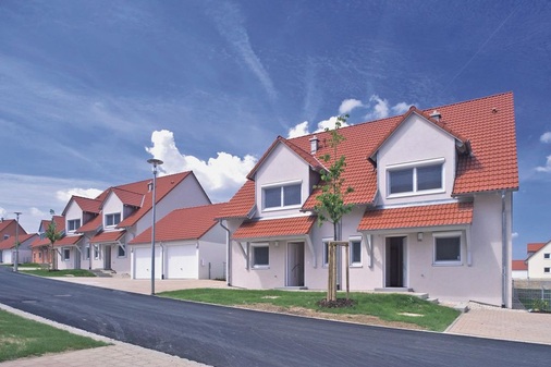 Amerikanischer Standard, deutsche OptikAuf einem Hügel oberhalb von Europas größten US-Truppen­übungsplatz entstand ein Wohngebiet mit 832 Häusern.