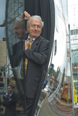 Zwischen den Scheiben Dr. Fritz Gartner (Aufsichtsratsvor­sitzender) – in der Glasspiegelung: Geschäftsführer Klaus Lother