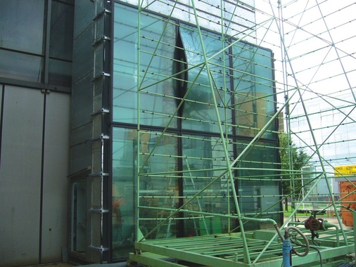 Test im „Trockendock“<br />Für umfangreiche Tests wurden vor den Gartner-Werkhallen die Fassadenelemente der zukünftigen Elbphilharmonie aufgebaut.