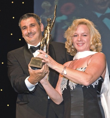 Mittelständler werden SiegerHeidi und Wolfgang Niederhofer halten den Großen Preis des ­Mittelstands in den Händen