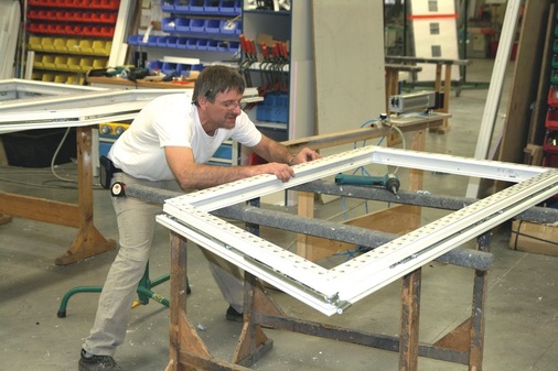 SonderfensterbauEgal, ob das Fenster in der Form aus der Reihe tanzt, oder einfach rechteckig ist: Die Elemente sind 3 Tage nach ­Auftragseingang beim Kunden.