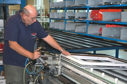 Mitarbeiter urteilen über neuen Beschlag„Der Multi-Matic von Maco ist auf jeden Fall leichter zu ­montieren als unser voriger Beschlag. Auch unsere Kunden geben gutes Feedback.“