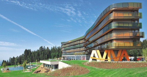 Sanft in die Landschaft eingebettetDie transparente Architektur verschmilzt mit der Umgebung und soll die Verbindung von Erholung, ­Genuss, Natur, ­Kultur und Sport darstellen.