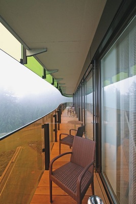 Urlaub auf ­BalkonienDie Balkone wirken als Verschattung der darunter liegenden Geschosse und erinnern mit der Farbigkeit ­ihrer VSG-Verglasungen ­jeweils an die um­gebenden ­Laubwälder.