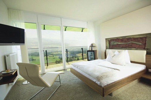 Schöner ÜbernachtenSämtliche 100 Zimmer und Suiten sind nach Süden gerichtet. Die großzügigen Glasfronten machen sie bei jeder Jahreszeit zu einem Teil der Natur.