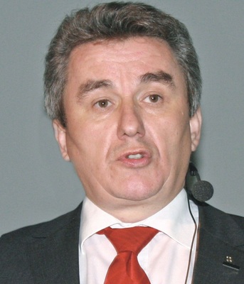 Engelbert König (hier bei der GLASWELT-Tagung auf der fensterbau/frontale)„Wir sind vom Falzgrund und damit vom Isolierglasdichtstoff hin auf die Glaskante gegangen. Zwar können auch dort gewisse Klebstoffanteile mit dem Isolierglasrandverbund in Kontakt kommen, die Vorteile überwiegen für uns jedoch.“