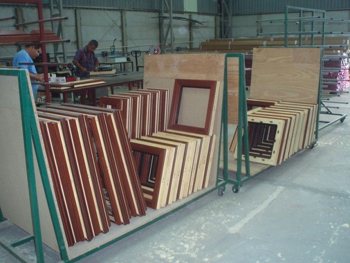 Deutsche Qualität made in Costa RicaVerarbeitungsfertige Holzkanteln des Schweikart Venstersystems für Holz/Alufenster direkt von der Stange: Damit kann der Fensterbauer in Mittelamerika die Forderung der amerikanischen Auftraggeber erfüllen und deutsche Qualitätsfenster made in Costa Rica liefern.