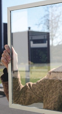 VIG mit MetallstützenErste Versuche mit Glasstützen erwiesen sich als nicht praktikabel.