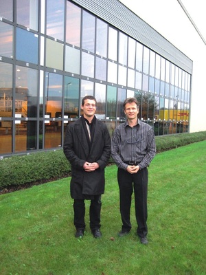 Gebündelte Fachkompetenz in LuxemburgYann Parigot (l.), verantwortlich für das Marketing der SunGuard-Gläser, und Herbert Lage, Leiter der Beschichtung, vor dem Guardian-Werk in Bascharage. Die Fassade im Hintergrund gibt mit ihren verschiedenfarbigen Gläsern einen Überblick über das Produktportfolio des Herstellers.