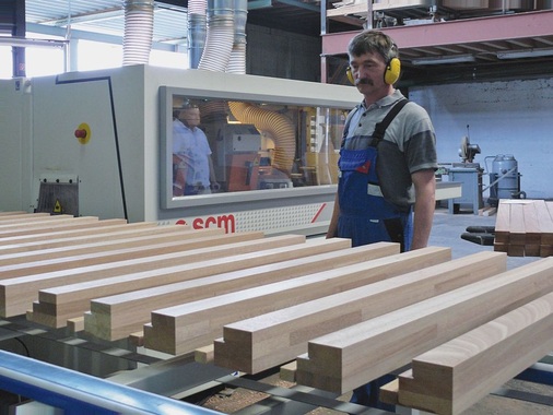 Voraussetzung für hervorragende OberflächenMit der Vierseiten-Hobelmaschine ‚Superset NT’ werden die ­Kanteln vierseitig gehobelt und profiliert sowie Glasleisten ausgetrennt.