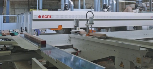 Fensterfertigungsanlage Windor 100Mannlose Positionierung der Kanteln und anschließende Komplettbearbeitung an allen sechs Seiten.