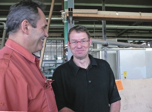 Kompetenz-Team HolzfensterFensterbauer Matthias Schwarz (r.) und SCM-Fensterexperte Klaus Schön, sind verantwortlich für die Planung der neuen Anlage für die Fenster- und Haustürenfertigung bei Schwarz.