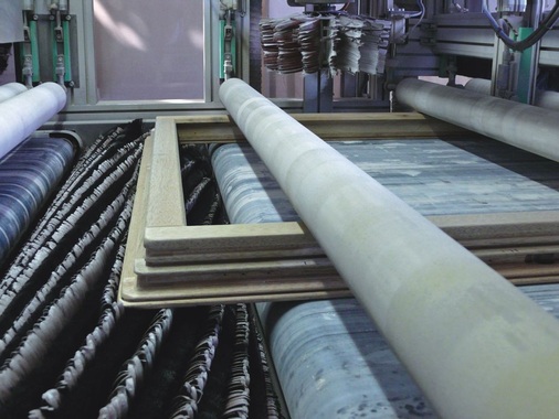 Umfangreiches SchleifenAuf der Bürstenschleif­maschine werden die Rahmen­elemente im Durchlauf gleich­zeitig auf der Ober-/Unterseite und links und rechts außen einschließlich der Falze geschliffen. Eine weitere, innenliegende Bürste schleift dann die vier Innenseiten.