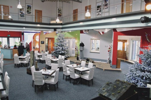 Viel AtmosphäreDer 7-tägig geöffnete Showroom verbindet technische Finessen mit elegantem Design in einer jahreszeitlich angepassten Stimmung.