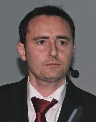 Dr. Roman Graf: “Auch die Last­abtragung der nicht verklebten Glasscheiben muss dauerhaft gewährleistet sein.“
