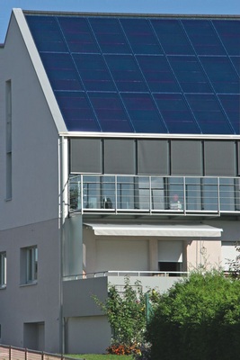Sieht so die Zukunft von Dächern aus?Solarzellen, eingebettet in Glas, produzieren als Dachabschluss nicht nur Energie, sie sorgen auch für mehr mehr Licht und Helligkeit im Innenraum.