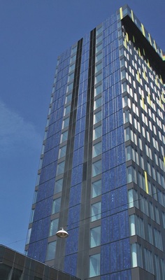 Modern und zukunftsweisendMit integrierten PV-Modulen lassen sich heute Fassaden ästhetisch gestalten, wobei gleichzeitig platzsparend Strom gewonnen werden kann.