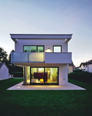 Gute Chancen für GlasEiner der Zukunftsmärkte ist die Energieeinsparung mit Glasprodukten, insbesondere in Verbindung mit Schallschutz und Sicherheit.