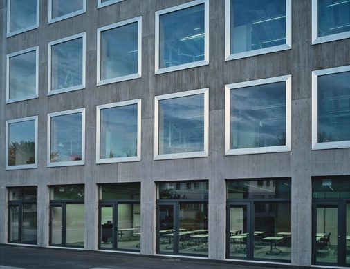 Aluminium Fenster von Karl Wüst<br />Hier wurde die 2-fach-Verglasung auf eine ­raum­seitige Metallzarge montiert und außen mit einem 20 cm breiten, gezogenen Alurahmen eingefasst.