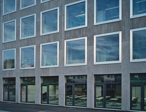 Aluminium Fenster von Karl WüstHier wurde die 2-fach-Verglasung auf eine ­raum­seitige Metallzarge montiert und außen mit einem 20 cm breiten, gezogenen Alurahmen eingefasst.