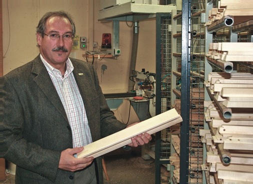 Hugo Schairer erläutert die Holzfensterfertigung„Ein Teil der Oberflächenbehandlung erfolgt am losen Werkstück. Dadurch erreichen wir beste Qualität“
