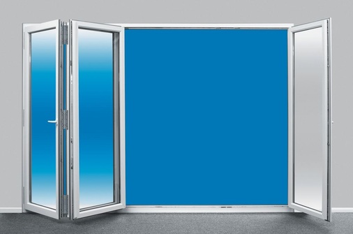 Große Glas­flächen, ­schmale ­Flügelbänder<br />Einzigartig ist der neue verdecktliegende Beschlag für Falt-Elemente aus PVC.