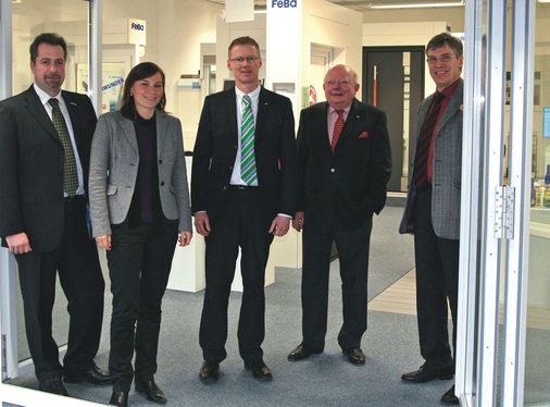 Neue Perspektiven entwickeltVon rechts: Die Geschäftsführer Dr. Eugen Daum und Karl-Heinz Flick, Technischer Leiter Thomas Menk, ­Marketingassistentin Julia Schneider und Ralf Diller, Ralf Diller, leitender Produktmanager für Schiebebeschläge bei Siegenia-Aubi.