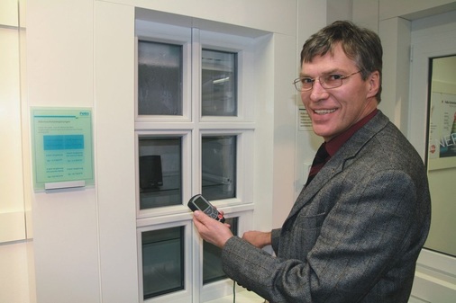 Kompetenz im ZentrumDr. Daum erläutert die „Kältekammer“ im ­Kompetenzzentrum.