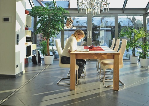 Sonnenschutz und Wärmeschutz kombiniert<br />Moderne Multifunktionsgläser ­erlauben ganzjährigen Wohnkomfort. - © Josefine Unterhauser
