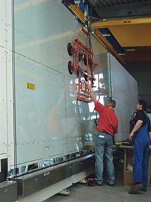 Jumbo-ISO im ­Härtetest:Hier wurde eine große Isolierglasscheibe (6,3 x 3,3 m; 310 kg schwer) mit TriSeal appliziert und einseitig mit einem Vakuumheber angehoben. Selbst nach 15-minütiger vertikaler Belastung verrutschte der Abstandshalter keinen Millimeter.