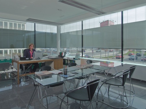 Jalousien-IsolierglasIntegrierte Verschattungssysteme im SZR sind gegen Wind, ­Regen und Verschmutzung sowie vor Beschädigung geschützt.