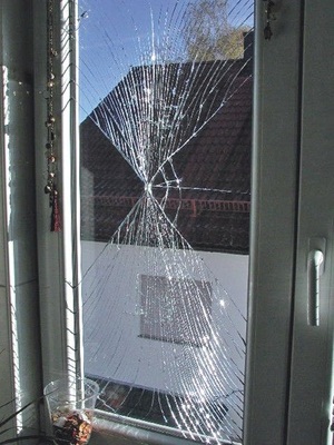 Glasbruch bei ISO ­vorprogrammiert?Bei großem SZR und ungünstigen Seitenverhältnissenbesteht die Gefahr, dass ­Isoliergläser ­springen.