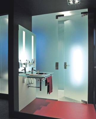 Gläsernes Interieur als BlickfangÄhnlich wie bei Küchen (Bild rechts) nimmt der Einsatz von Glas bei Bädern (Bild links) ­gerade im Premiumsegment ­stetig zu.