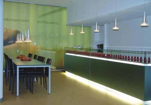 Gläsernes Interieur als BlickfangÄhnlich wie bei Küchen (Bild rechts) nimmt der Einsatz von Glas bei Bädern (Bild links) ­gerade im Premiumsegment ­stetig zu.