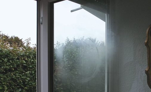 Was steckt dahinter?Bei Regen oder hoher Luftfeuchte werden (außen) auf der Glas­oberfläche Ringe sichtbar.
