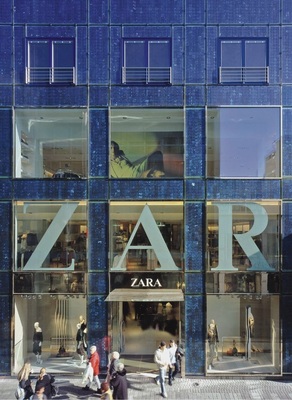 Solarzellen gestalten die Fassade<br />Die Fassade des Zara-Store in der Kölner Fuß­gängerzone besteht aus Photovoltaikelementen.