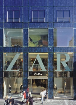 Solarzellen gestalten die FassadeDie Fassade des Zara-Store in der Kölner Fuß­gängerzone besteht aus Photovoltaikelementen.