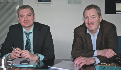 Dr. Frank Schneider, Okalux-Entwicklungsleiter (li.) und Erhard Krausen von der Abakus Solar AG