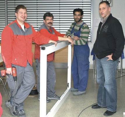 Team Schumacher & MerzDer Verkaufsberater Craig Ruoff (r.) hält mit den Fenstermonteuren engen Kontakt.